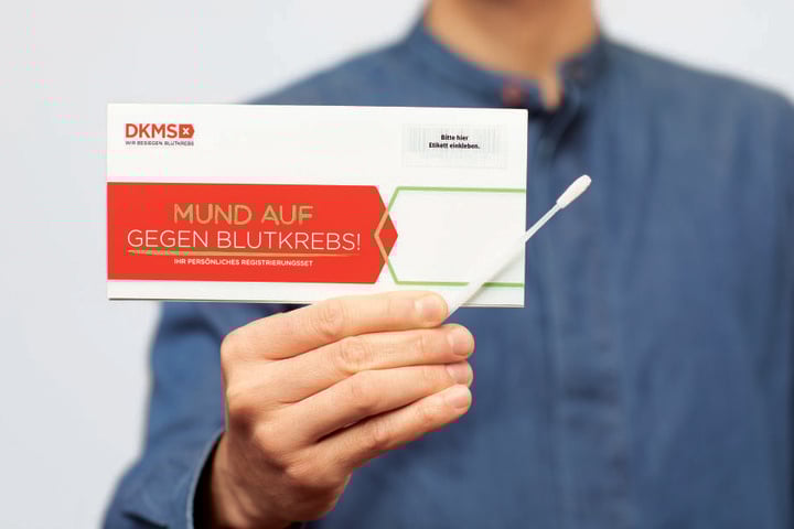 Eine Speichelprobe genügt zur Registrierung bei der DKMS.