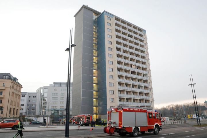Am Neujahrsmorgen musste die Feuerwehr zu dem Hochhaus Augustusburger Straße/Bahnhofstraße ausrücken.