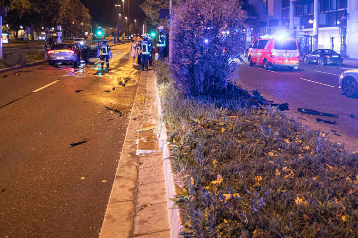 Das Auto steht nach dem Unfall auf der Straße in Stuttgart.