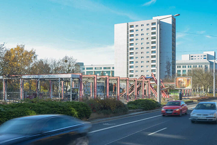 Nur das Stahlskelett des ehemaligen „Howa-Möbelhauses“ an der Grunaer Straße
steht noch.