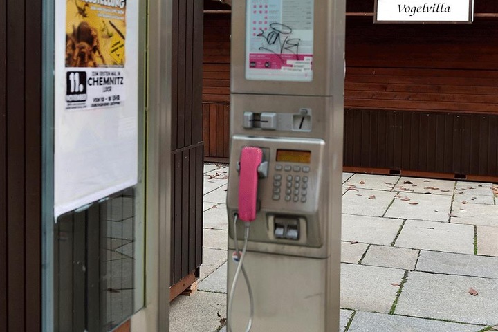 An dieser Telefonsäule am Jakobikirchplatz schnappte die Polizei die Bombendroherin.