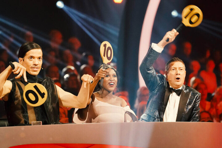 Die Jury ist vollzählig. Jorge, Motsi und Joachim werden wieder Punkte verteilen.
