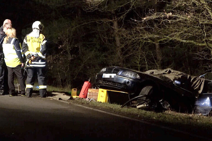 Der BMW prallte gegen einen Baum, für den Fahrer kam jede Hilfe zu spät.