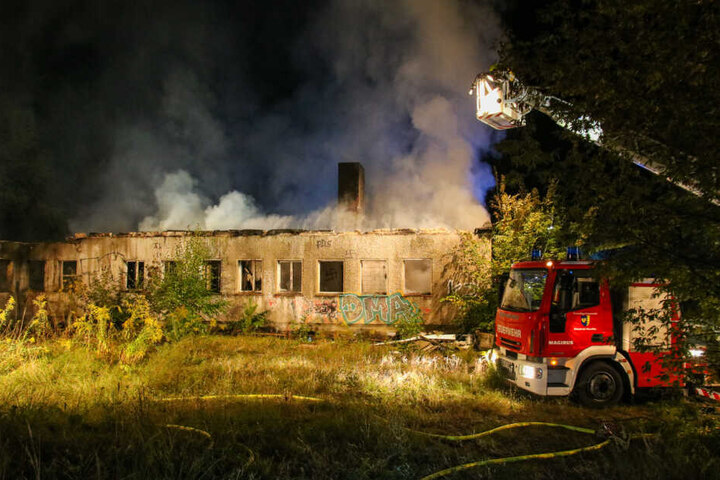 Ein Nebengebäude des Schlosses stand in Flammen.