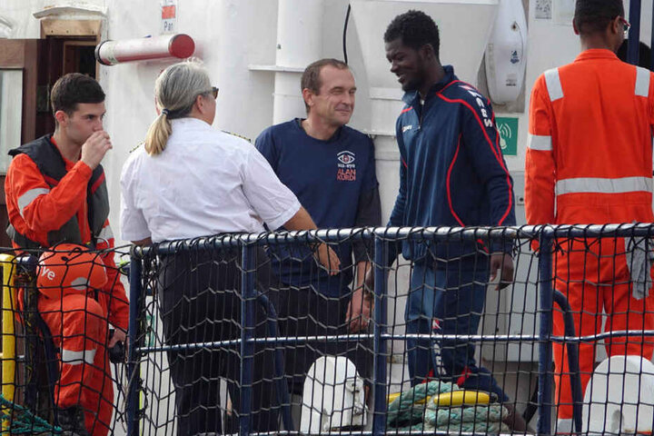Ein Migrant geht von Bord des Rettungsschiffs.