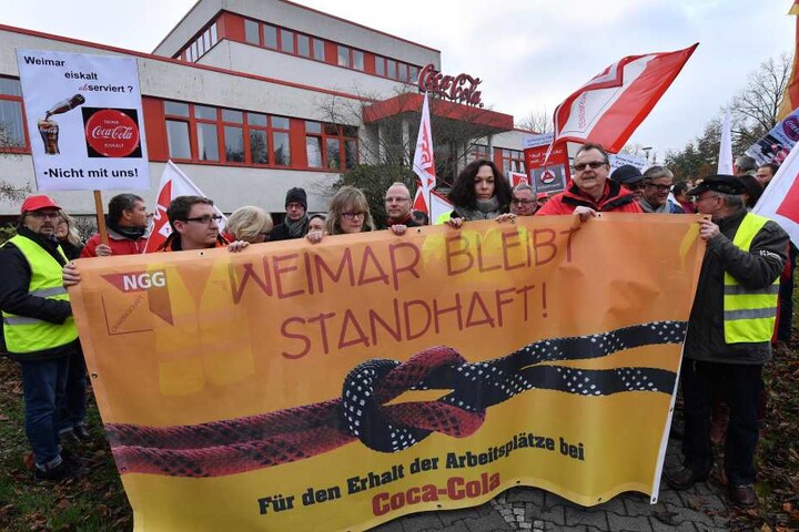 Mitarbeiter demonstrierten im Oktober gegen die Schließung ihres Werks.