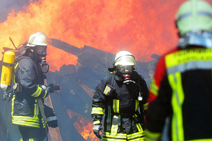 Ein Feuerwehrmann verletzte sich bei den Löscharbeiten. Eine Frau stand unter Schock.