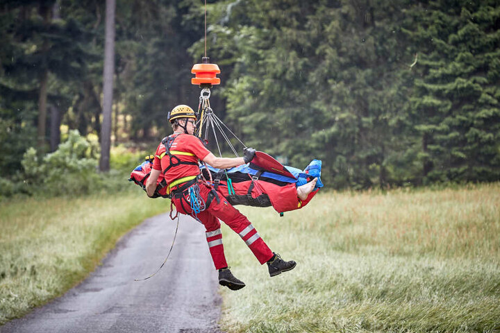 Ein verunglückter Kletterer wird mit dem Hubschrauber ausgeflogen - ohne die freiwilligen Spezialkräfte der Bergwacht Sachsen wären solche Bergungen im Gelände nicht durchführbar.