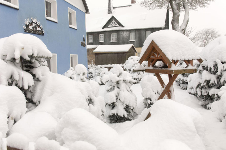 Kühnhaide versinkt in den Schneemassen. Bis zu 40 Zentimeter Neuschnee sind hier in den vergangenen Tagen gefallen.