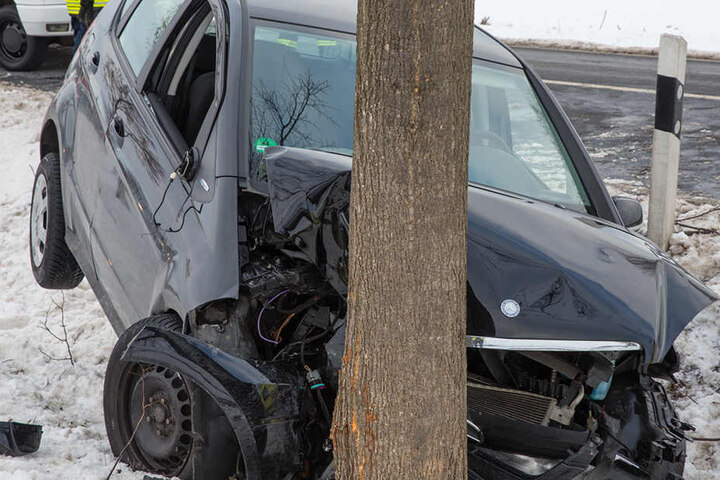 Der Mercedes prallte gegen einen Baum.