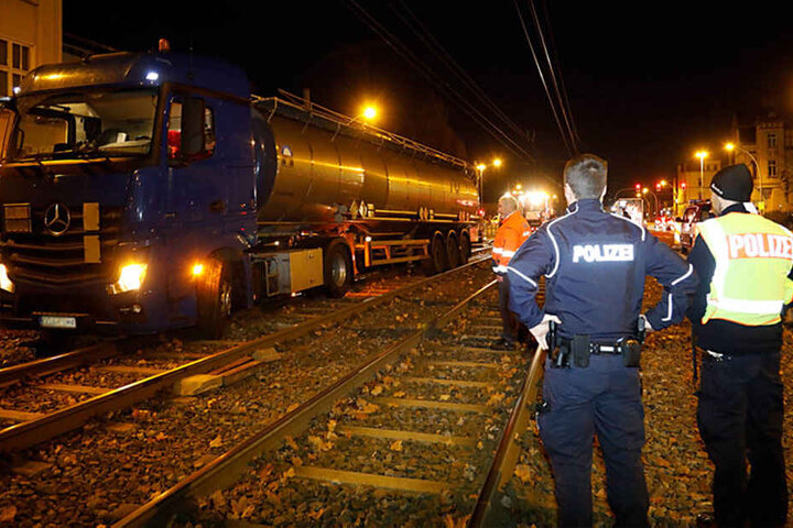 Der LKW ist in Höhe des Altchemnitz Centers ins Gleisbett geraten.