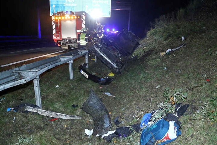 Die Feuerwehr konnte den völlig demolierten Audi in der Nacht bergen.