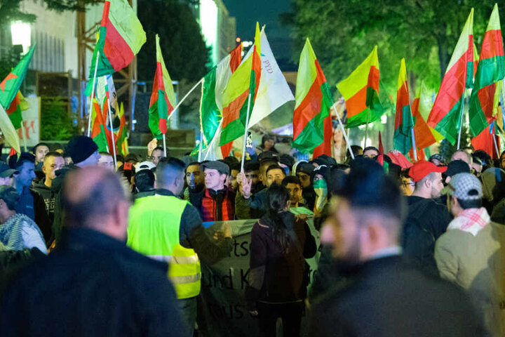 Zahlreiche Demonstranten gingen auch in Stuttgart auf die Straße.