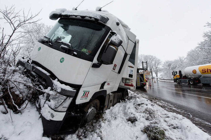 Ein Lkw ist durch die Eisglätte von der Straße gekommen.