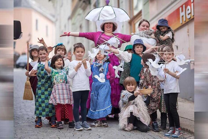 Kinder haben Spaß beim Märchenfilmfestival - hier eine Kitagruppe 2017.
