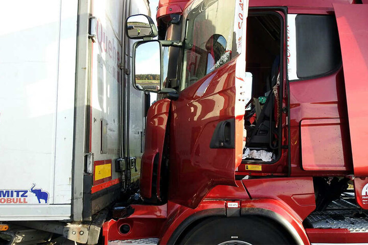 Der Fahrer dieses Lkws musste verletzt ins Krankenhaus gebracht werden.