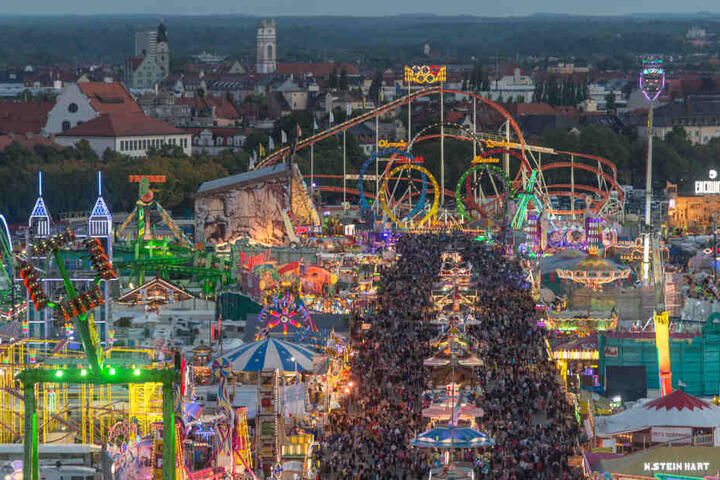Zahlreiche Besucher sind zur blauen Stunde auf der Theresienwiese beim Oktoberfest 2015.