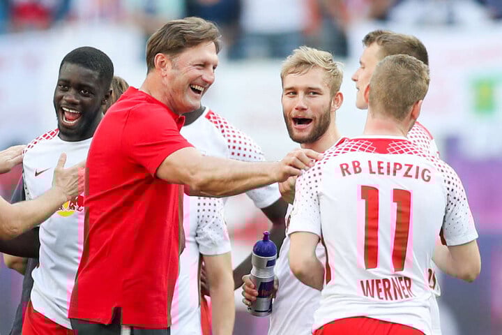 Nach zuvor fünf Spielen ohne Erfolg konnte das Team um Coach Ralph Hasenhüttl (2.v.l.) mit dem 4:1 über den VfL Wolfsburg endlich wieder einen Sieg feiern.