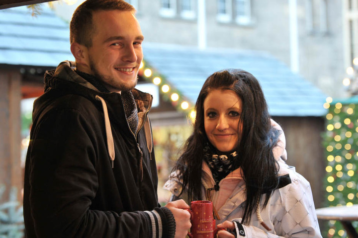 Marcel Bochmann (20) und Maria Schulze (25): "Flirten ist für viele der
Grund, auf den Weihnachtsmarkt zu gehen."