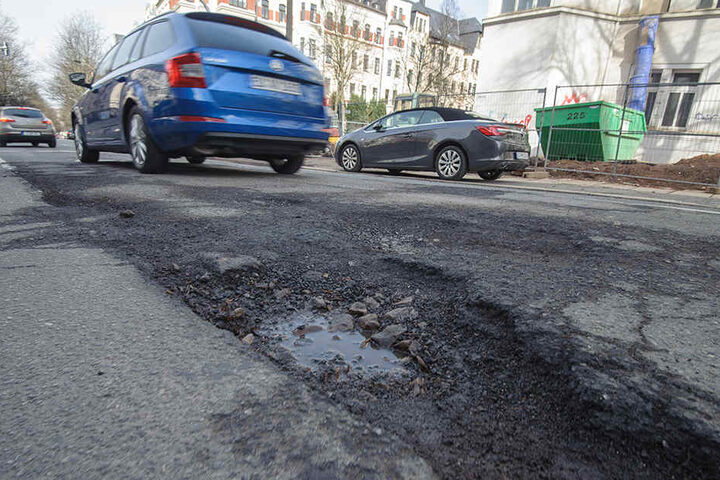 Das beliebte Kaßberg-Viertel bleibt natürlich nicht verschont. Auf der
Ulmenstraße klafft dieses Schlagloch.
