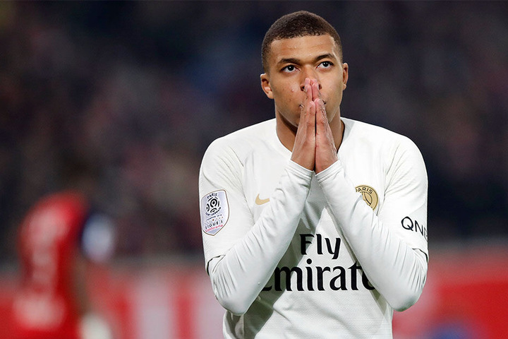 PSG-Stürmer Kylian Mbappé (20) ärgert sich über die 1:5-Klatsche gegen OSC Lille.