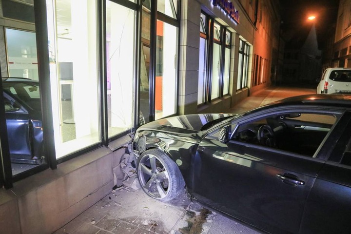 Die Verfolgungsjagd endete gegen die Fassade einer Bankfiliale.