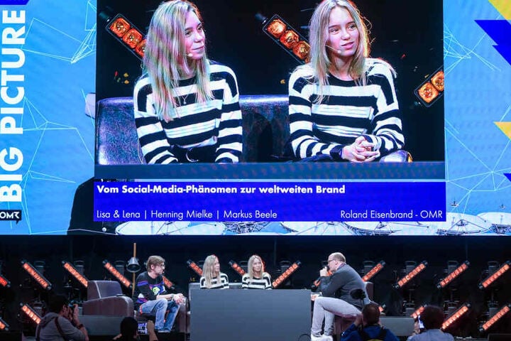 Die Stuttgarter Zwillinge Lisa und Lena, Webvideo-Produzentinnen und Influencer, sitzen bei der Messe Online Marketing Rockstars lauf der Bühne.
