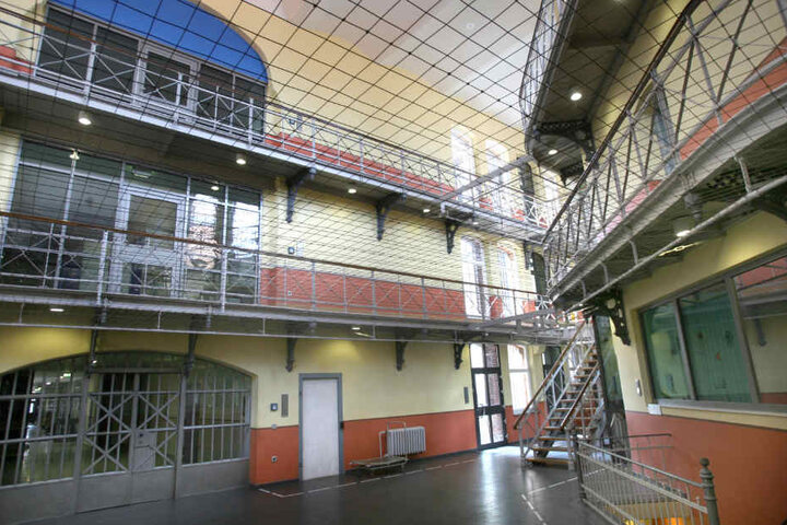 Obwohl er unter Aufsicht stand, tötete der junge Häftling in seiner Zelle.