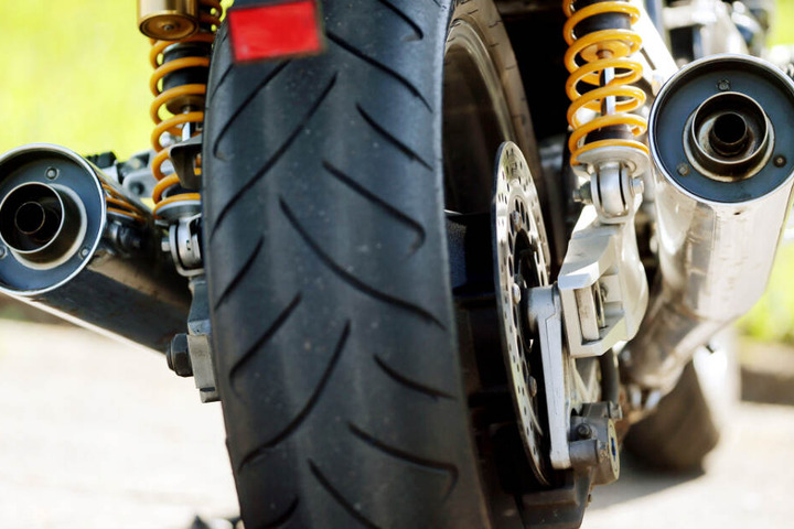 Ein Motorrad-Auspuff kann laut werden. (Symbolbild)