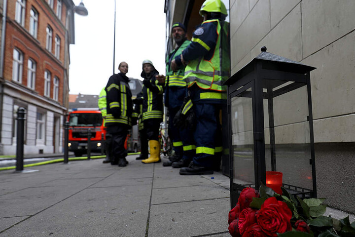 Bei dem Brand in einem Wohnhaus sind zwei Menschen ums Leben gekommen.