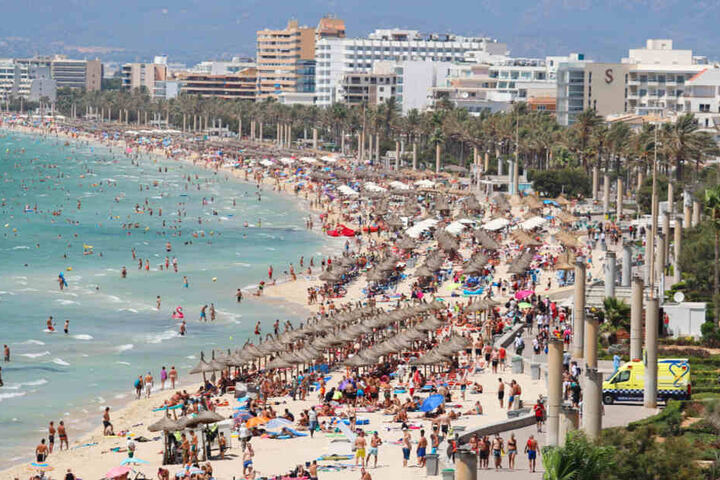 Touristen sonnen sich am Strand von El Arenal auf der Balearen-Insel Mallorca. Demnächst soll es hier weniger Suaftourismus geben.