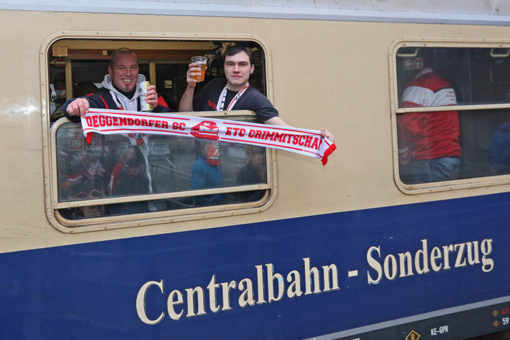 Gleich geht die Reise los! Bernd Schütz (l.) und Philipp Kristof sind seit vielen Jahren begeisterte Eispiraten-Fans.