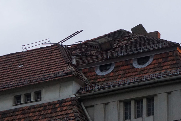 Der Schornstein könnte durch das Dach in die Wohnung stürzen.