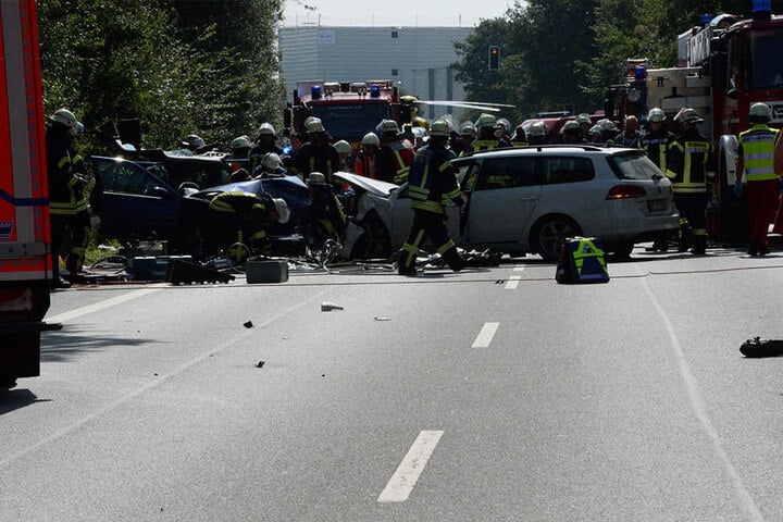 Rund 40 Einsatzkräfte waren vor Ort, um den Verletzten zu helfen.