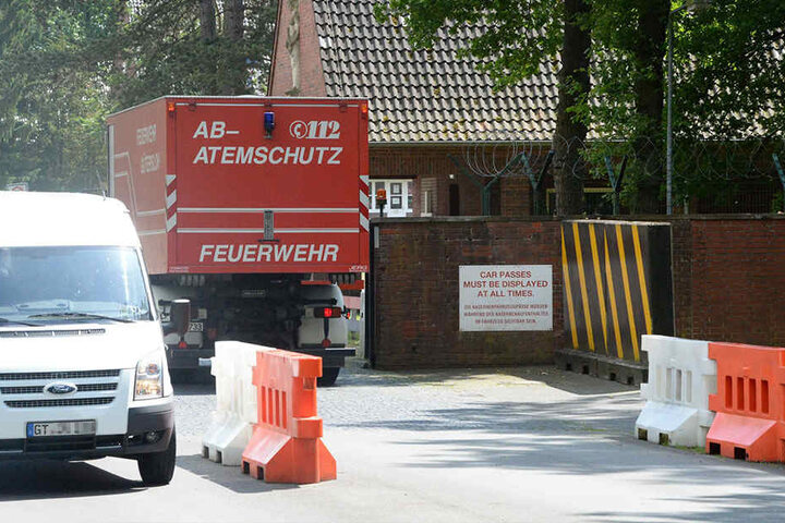 Zehn Feuerwehrleute rüsteten sich mit Atemschutzgeräten aus.