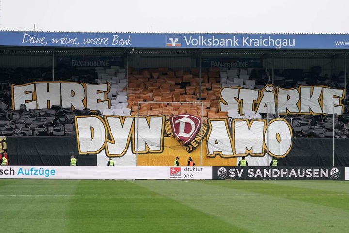 Die Dynamo-Fans mit einer tollen Choreo vor dem Spiel.