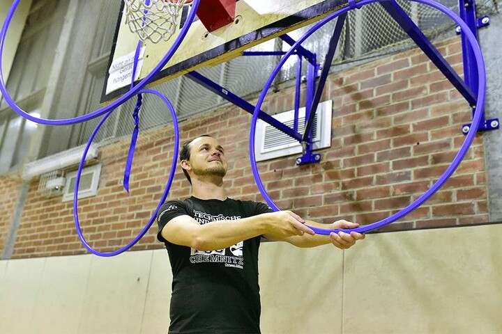 Kurz vorm Spiel richtet der Trainer noch einmal die runden Tore aus.