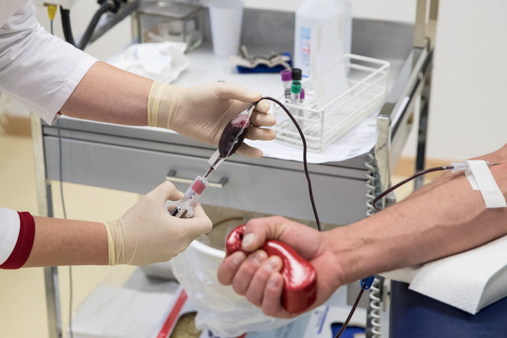 Nur drei Prozent der Deutschen spendet regelmäßig Blut, obwohl medizinisch zehn Mal so viele geeignet wären.