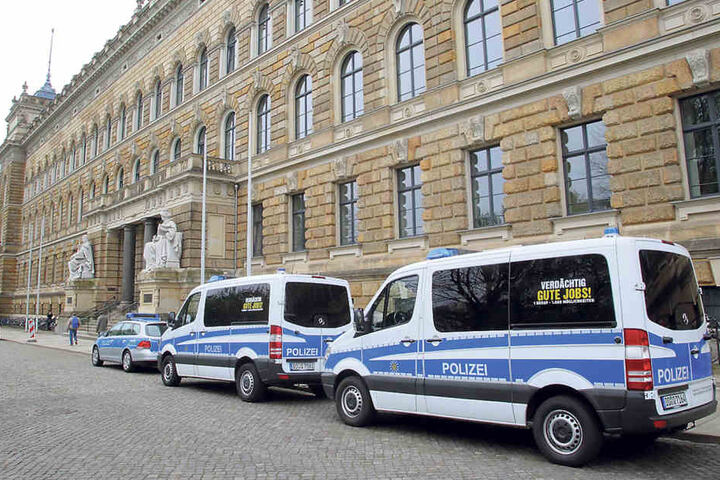 Vor dem Dresdner Landgericht sicherte ein Großaufgebot den
Schmuggelprozess.