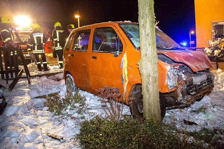 Beide Insassen des Opel wurden verletzt in ein Krankenhaus gebracht.