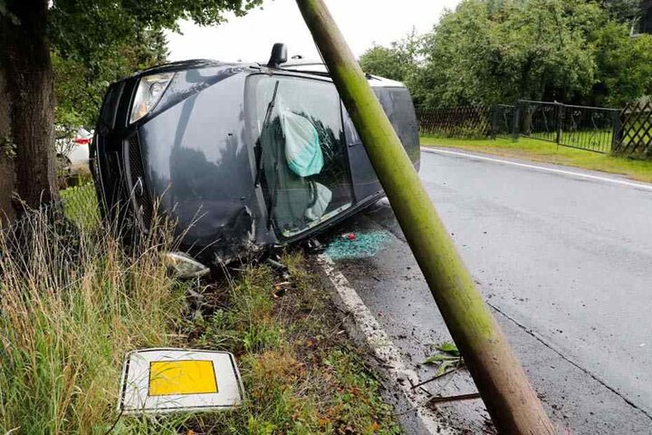 Die Insassen dieses verunfallten Fords konnten sich zum Glück selbst aus dem Fahrzeug befreien.