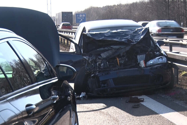 Reichlich Schrott auf der Autobahn. In etwa zweieinhalb Stunden ereigneten sich bei Ohorn sechs Unfälle mit 16 beteiligten Fahrzeugen, darunter ein Motorrad.