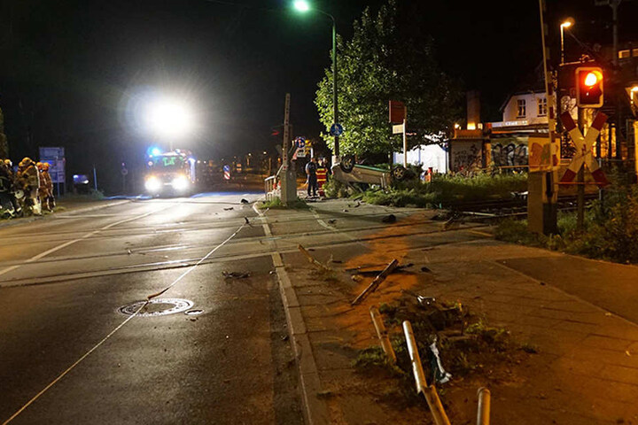 Die Schranke wurde vollständig zerstört. Der Bahnübergang bleibt bis auf Weiteres gesperrt.