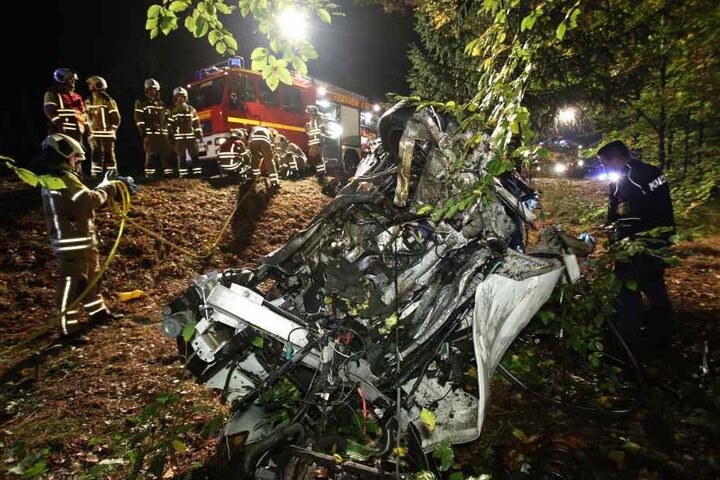 Das völlig zerbeulte Auto wurde von der Feuerwehr und Abschleppdienst geborgen.