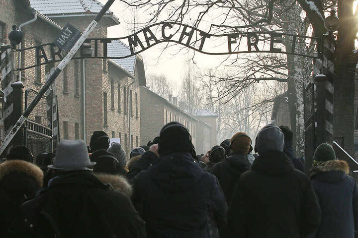 Überlebende des früheren Konzentrationslagers Auschwitz nehmen am 27.01.2019 an einer Gedenkveranstaltung anlässlich des 74. Jahrestages der Befreiung von Auschwitz teil.