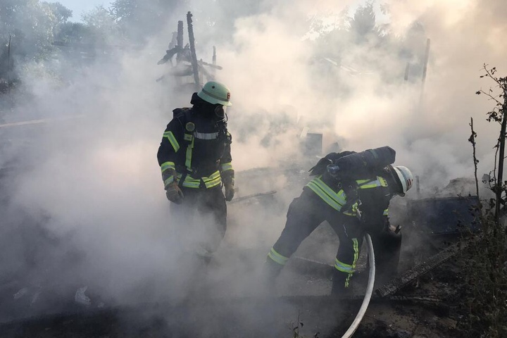 Durch eine dichte Rauchwolke musste sich die Feuerwehr kämpfen.