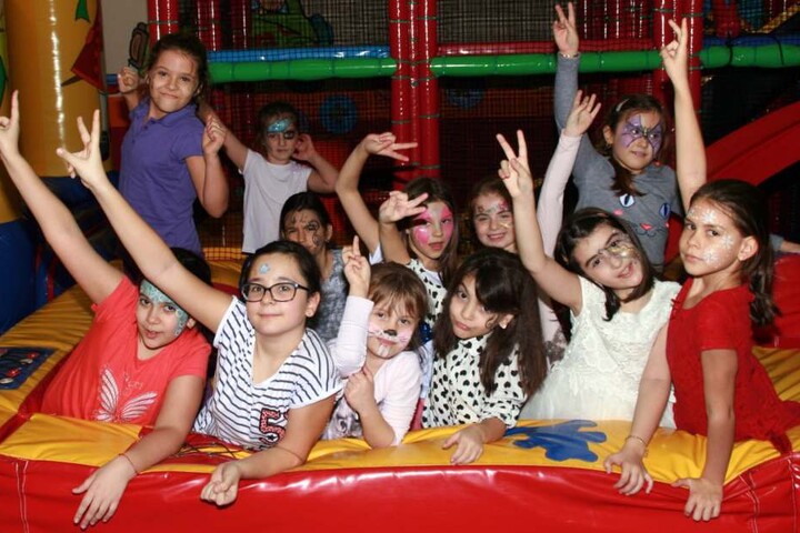 Toben, bis zum Umfallen – bzw. abends ins Bett fallen im Okidoki Kinderland.