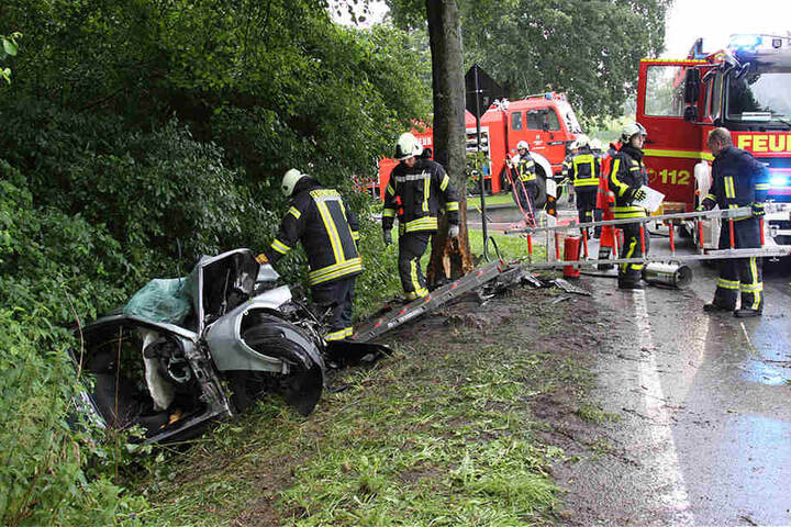 Um nicht selbst abzurutschen, hatte die Feuerwehr lange Leitern in den Graben gelegt, um an die Insassen des Autos heranzukommen.