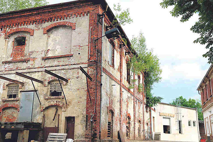 Die Brauerei-Ruine in der Augustusburger Straße wird Stück für Stück wieder instand gesetzt - mithilfe von Abfall.