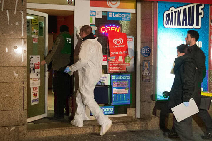 Ermittler am Tatort: In diesem Wettbüro wurde im Januar 2014 ein Mann erschossen.